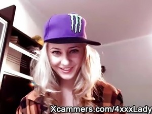 blonde webcam cutie chatting