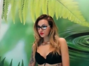 Tattooed webcam slut masturbates