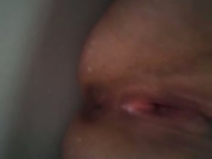 Wife of my buddy had nothing against flashing her bald pussy in bath tub