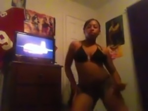 Sexy ebony slut dancing seductively in amateur video
