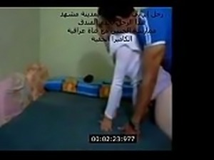 رجل إيراني في فندق بمدينة مشهد, ممارسة...