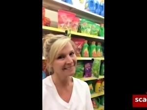 Rubia madura exhibiendose en supermercado